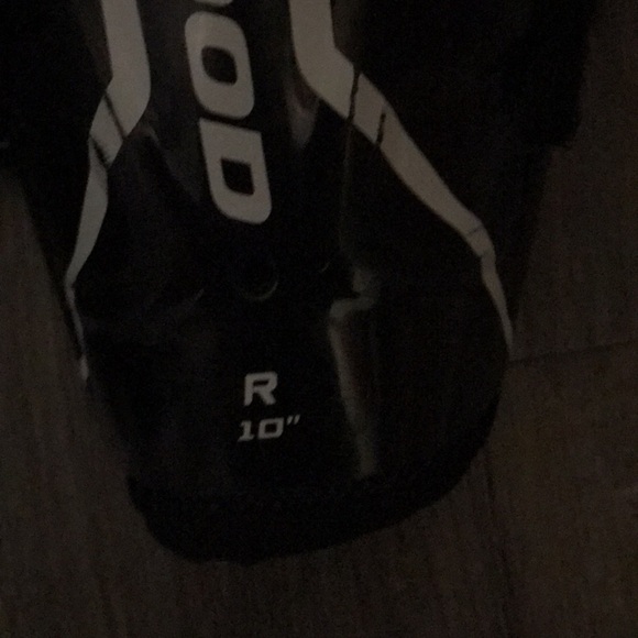 GUC  hockey equipment shin pads - Picture 2 of 3